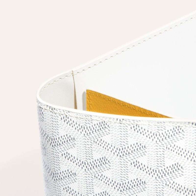 White Goyard GRENELLE PASSPORT COVER | VYMV8562